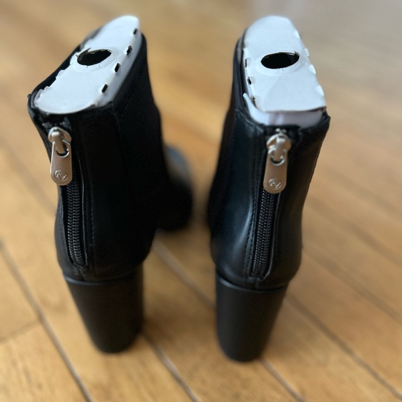 🔥NWOT Adrienne Vittadini Rudd ankle boots. Faux leather stretch upper. Sz 8 - Picture 10 of 15
